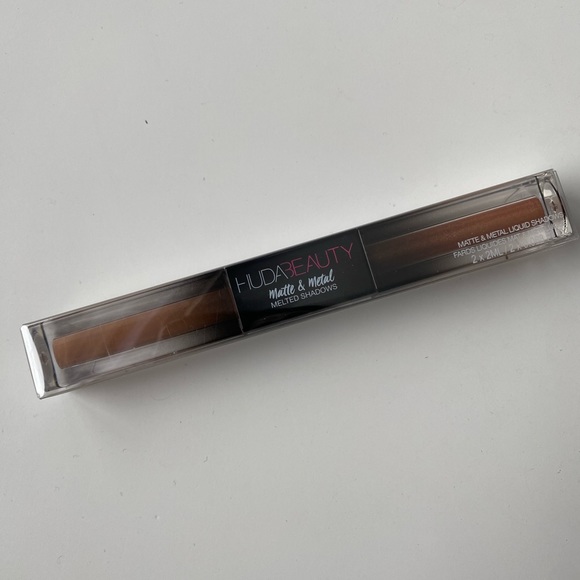 BNIB Huda Beauty Matte & Metal Liquid Eyeshadow in Double-Pump Latte, Drop Top - Picture 2 of 3